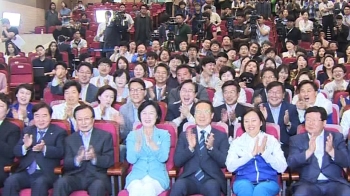 [민주당 상황실] 출구조사 소식에 환호성 “국민의 승리“