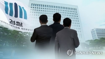 '후배 성추행' 전직 검사, 재판서 혐의 부인 “합의하에 접촉“