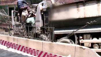 언덕길 내려오던 대형트럭, 차량·빌라 덮쳐…6명 부상