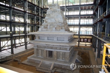 콘크리트 걷어낸 익산 미륵사지 석탑, 20년 대역사 마무리