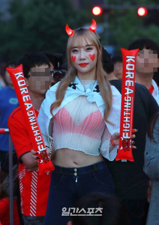 포토]섹시한 월드컵응원녀 유아리, 역급 노출 패션 | 모바일 JTBC뉴스