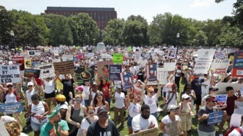 “가족은 함께 있어야“ 미 750곳 수십만명 '이민정책' 항의시위