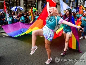 영국 '동성애 전환치료' 전면금지…“소수자 권익향상 도모“
