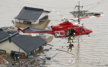 일본 폭우에 곳곳서 숨가쁜 구조작전…“도와달라“ 요청 폭주