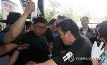 한국GM 비정규직, 공장 찾은 산업부장관에 “불법파견 시정“ 요구