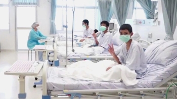 태국 동굴 소년들 병원 영상 첫 공개…빠르게 안정 찾아