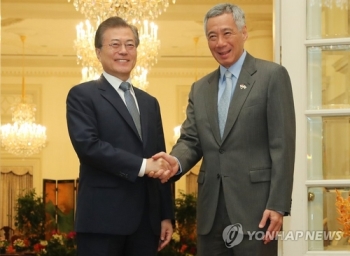 문대통령, 리센룽 총리와 회담…“신남방정책 기조하 관계 격상“