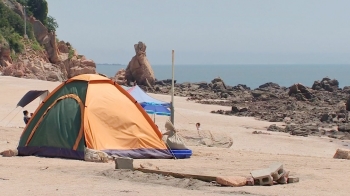 [밀착카메라] 휴가지 명당자리에 빈 텐트…'캠핑 장박족' 골치