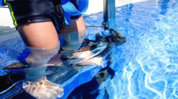 물에 빠진 아이, 대기하던 엄마 손에 구조…수영장 안전 구멍