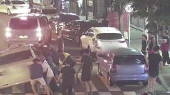 [뉴스브리핑] 택시에 깔린 50대…경찰·시민 함께 차 들어올려 구조