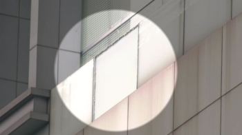 '와장창' 백화점 8층서 떨어진 유리창…“폭염에 실리콘 녹아“