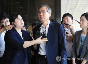 '공정위 특혜취업 의혹' 정재찬 전 위원장 피의자 소환