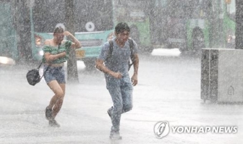 전국 곳곳 천둥·번개 동반한 소나기…무더위 해소 역부족