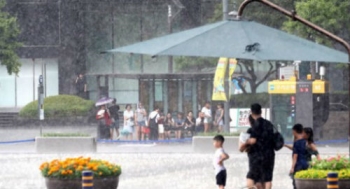 강원영동·경상동해안 최대 60㎜ 비…서울 37도 등 폭염 지속