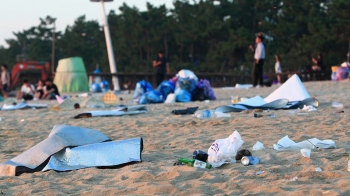 피서철 백사장 가득 쓰레기…먼바다 돌고 돌아 '부메랑'