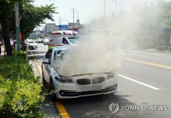 목포서 달리던 BMW 520d 또 화재…운전자 “엔진룸서 불길“