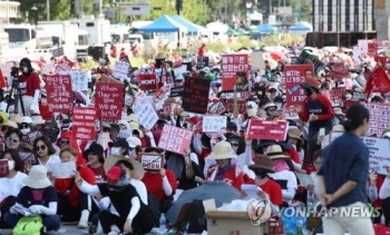 “성차별·사법 불평등 중단“ 폭염에도 여성 수만명 모여 시위