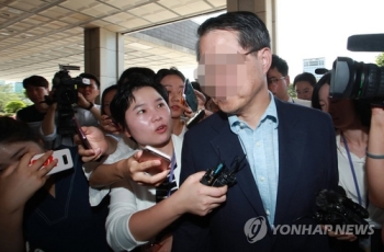 '노조와해 의혹' 옛 삼성 미전실 부사장 검찰 출석…묵묵부답