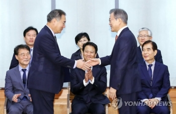 문 대통령, 이개호 신임 농림축산식품부 장관 임명장 수여