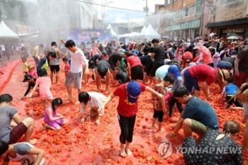 “막바지 휴가 즐기자“ 무더위에도 해수욕장·계곡 북적