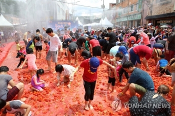 강원 해수욕장·계곡·물놀이장 막바지 피서객으로 북적