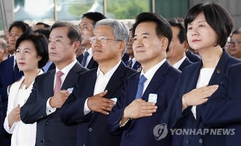 문대통령 광복절 경축사에 여 “환영“ 야 “비핵화 선행돼야“