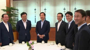 [영상] 장병완 “의원 빌려서라도 교섭단체를“…김성태 “한국당 안 받던데“