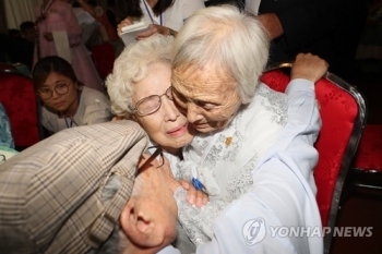 남북 이산가족 첫 상봉 2시간 만에 종료…공동만찬 예정