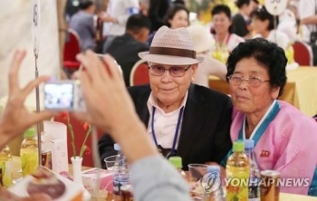 '언제 다시 만나나'…이산가족, 북한 가족 뒤로하고 눈물의 귀환