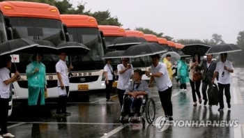 '감격의 해후'…이산가족 2차 상봉단, 단체상봉 시작