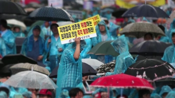 소상공인 '최저임금 반발' 첫 집회…청와대까지 빗속 행진