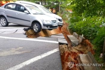 서울 금천구 아파트 바로 옆 대형 싱크홀…“열흘전부터 균열“