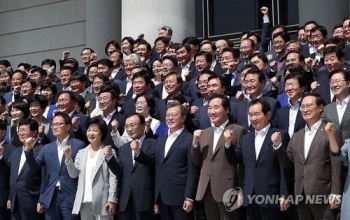 당정청 “소득주도성장 보완책 마련하되 속도 높일 것“