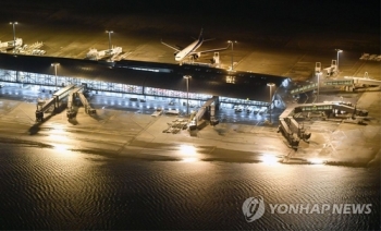 일본 간사이공항, 강력 태풍 '제비' 직격탄에 기능 마비