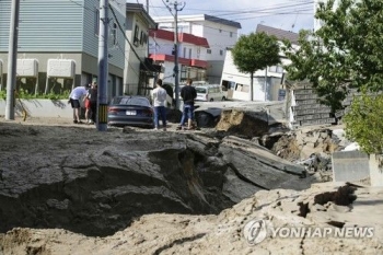 일본 홋카이도 강진 뒤 '암흑'…TV·전화 사용못해 재해정보 '깜깜'