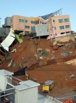 국토부 “상도동 붕괴현장에 전문가 지원…공사는 중지 명령“