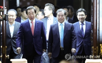 청와대 방북 요청에…민주 “평화위해 동참“ vs 한국 “오만하고 무례“