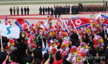 [평양정상회담] 북한 주민 손에 들린 한반도기·인공기…“절제된 환영“