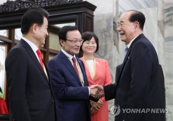 '면담 불발 논란' 여야 3당 대표, 김영남과 만나