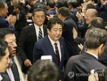 일본 아베, 총재선거 승리 후 첫 메시지…“개헌에 매진하겠다“