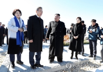 [평양정상회담] 리설주 “두 분 오셔서 전설 많은 백두산에 새 전설“