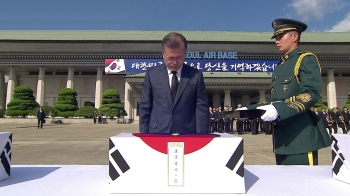 [현장영상] 국군 전사자 유해 봉환식…6·25참전 기장 수여