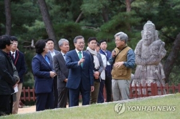 문대통령, 한글날 세종대왕릉 방문…'왕의숲길'서 애민정신 기려