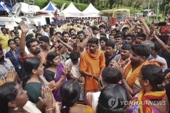 “신성한 사원에 여성 출입 웬말“…인도 힌두교도 수천명 시위