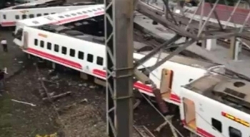 대만서 최악의 열차 사고…22명 사망·171명 부상