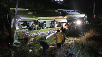 도로 위 낙하물 피하려던 고속버스 5m 추락…1명 사망