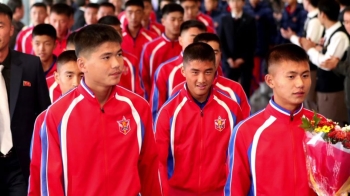 남한 온 북한 유소년 축구단…굳었던 표정, 이내 활짝