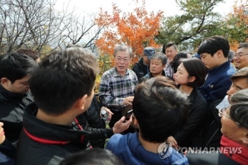 문대통령, 기자단과 산행…“바쁜 상황에 기자들도 고생 많다“