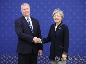 강경화 “대화모멘텀 실질진전으로“…비건 “종전·FFVD 자신“