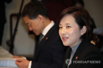 유은혜 “산발적 휴·폐원도 엄정대응…여전히 신뢰 어려워“